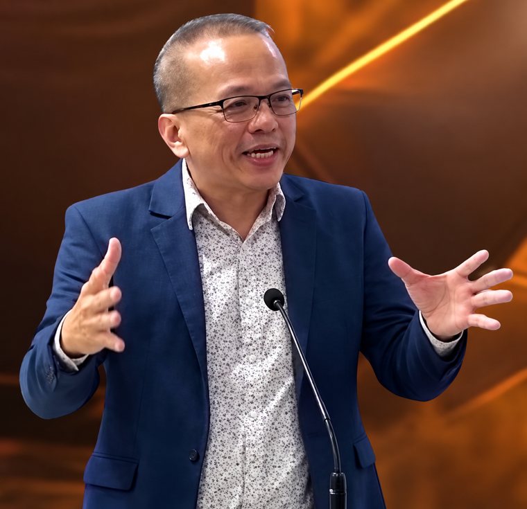 Dr. Victor Ang Huatama, CEO and Founder of Aspect ASEAN, speaking at a podium